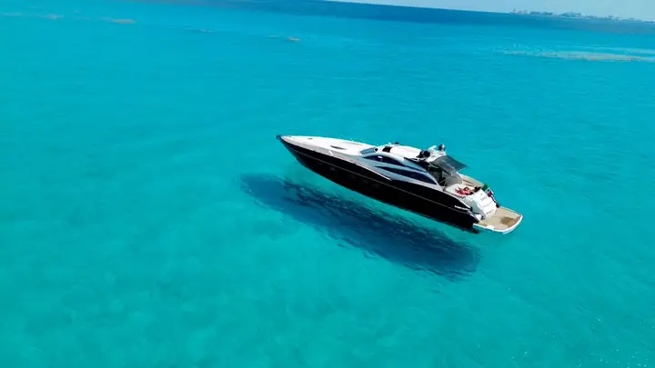 Mega iate Gambler 75 pés para aluguel em Cancún
