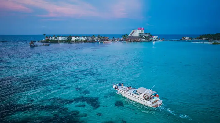 Iate navegando ao entardecer em Isla Mujeres