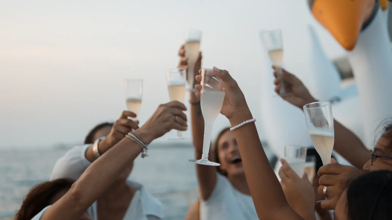 Brinde com espumante em evento a bordo de iate em Cancún