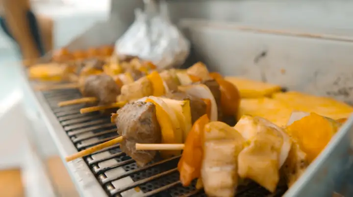 Churrasco servido no deck do iate
