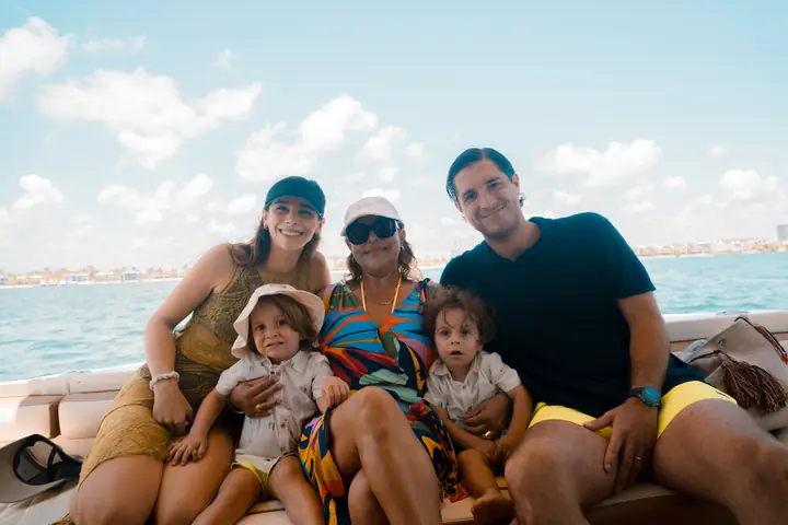 Família reunida a bordo de iate em Cancún