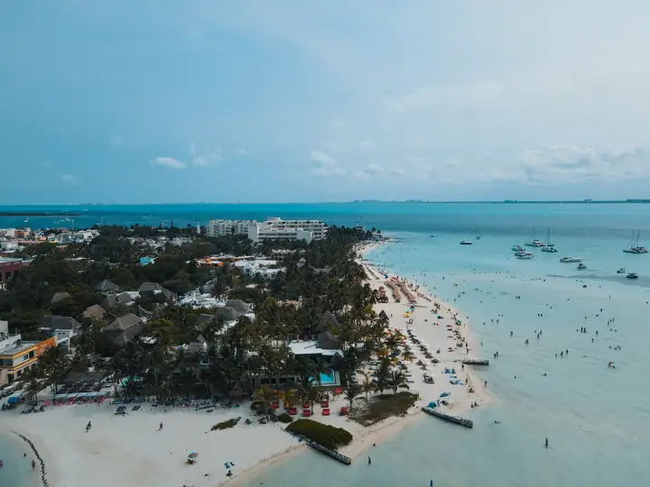 Vista aérea da Playa Norte em Isla Mujeres