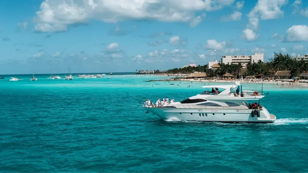 Brasileiros em Cancún, iate privativo no mar turquesa de Isla Mujeres